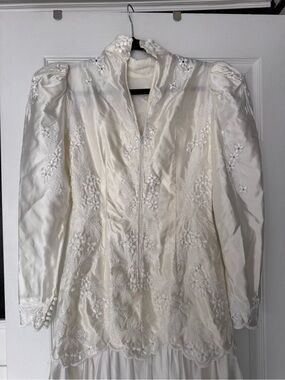 Ivory Embroidered Vintage Satin Bridal Goen Wedding Dress with High Collar